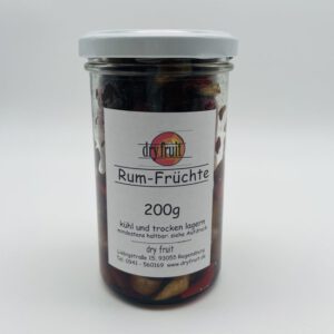 Rum-Topf mit Trockenfrüchten und mildem Jamaika-Rum