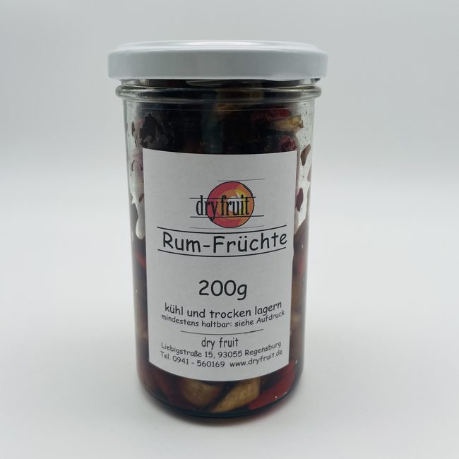 Rum-Topf mit Trockenfrüchten und mildem Jamaika-Rum