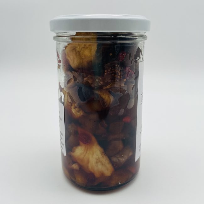 Rum-Topf mit Trockenfrüchten und mildem Jamaika-Rum